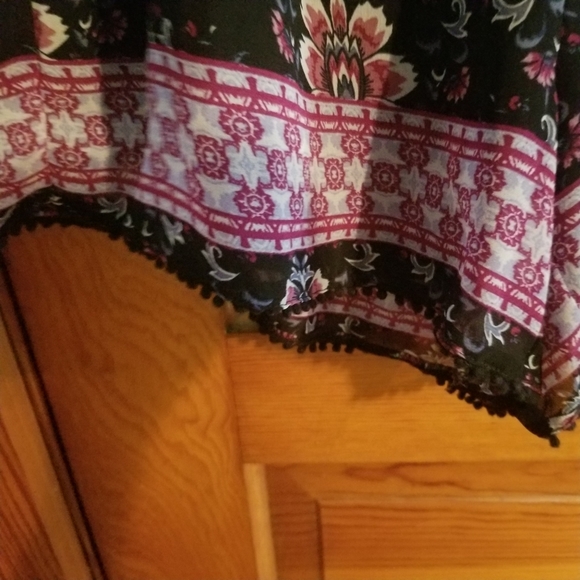 Maurices black floral shorts.  Size L - Picture 3 of 7